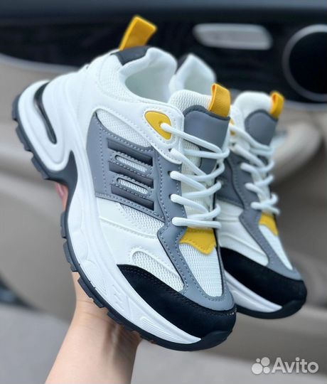 Кроссовки женские