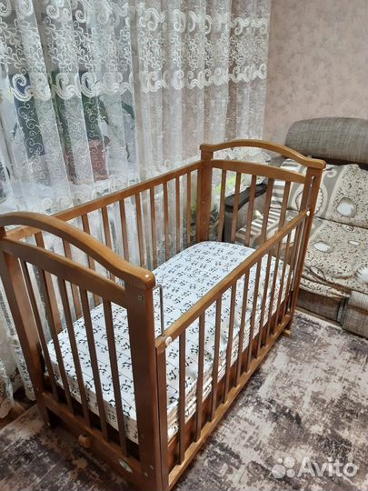 Детская кроватка с маятником