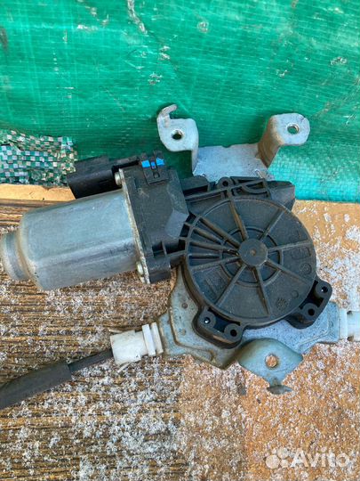 Стеклоподъемник пер левый Nissan Note 2006-2013 г