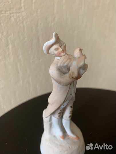 Статуэтка фарфоровая старая. Кавалер с голубем