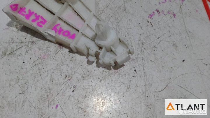 Крепление бампера задняя правая toyota voxy