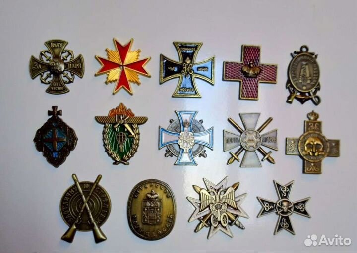 Военные знаки Империя с журналами и Значки