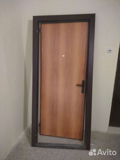 Входная металлическая дверь,внутреннего открывния