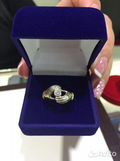 Кольцо с бриллиантом