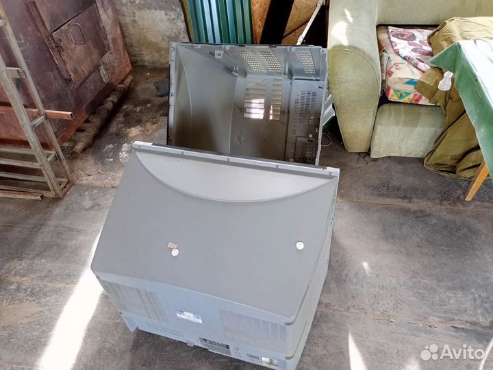 Два телевизора Sharp на запчасти