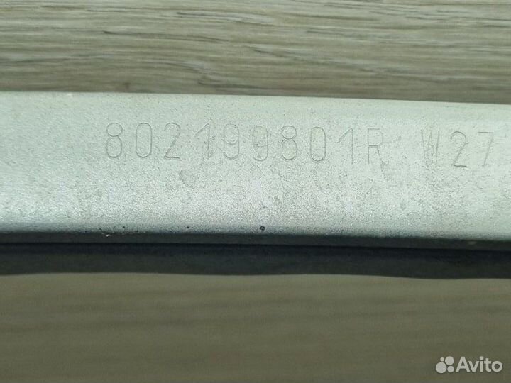 Направляющая стекла двери передняя правая Nissan
