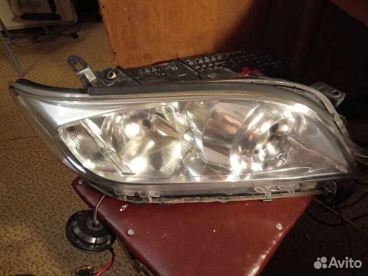 Фара передняя правая Toyota Rav4