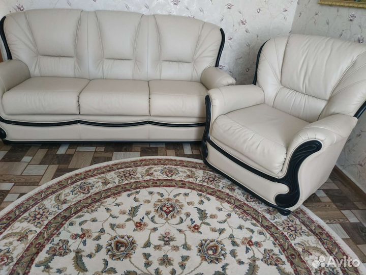 Кожаный диван и кресло