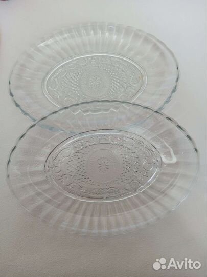 Посуда тарелки, кружки, поднос, соусник