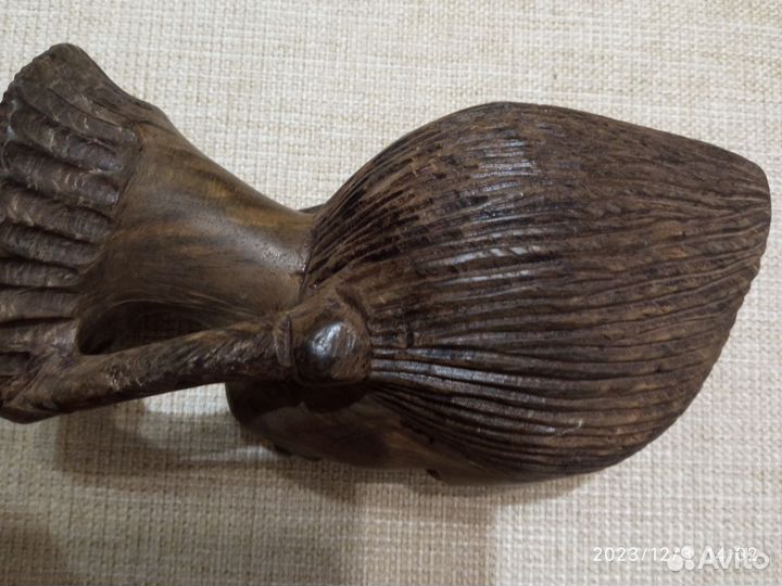 Женская головка из железного дерева