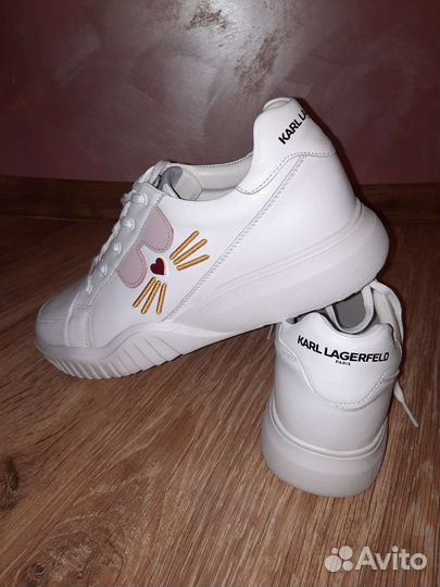 Кроссовки женские