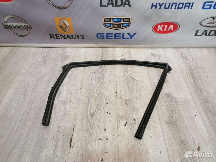 Уплотнитель зад проема стекла двери Nissan note E1