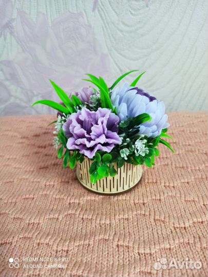 Мини букетик из ирисов и хризантемы