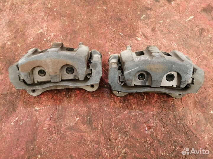 Суппорт передний Toyota Venza 2009-2017