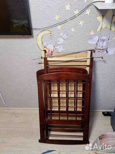 Детская кроватка с маятником и матрасом