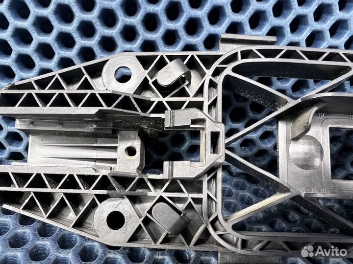 Ответная часть ручки двери Tiguan Amarok Passat