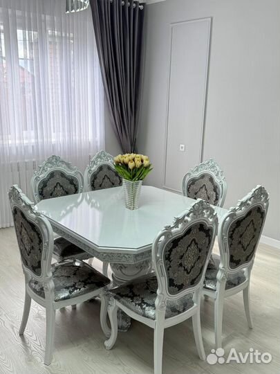 Стол и стулья