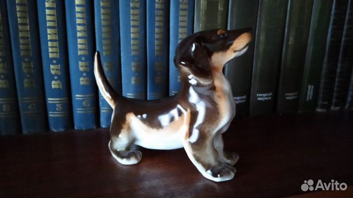 Фигурка фарфоровая такса лфз 1970 год