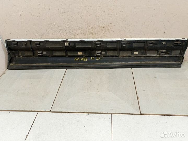 Накладка двери передней левой