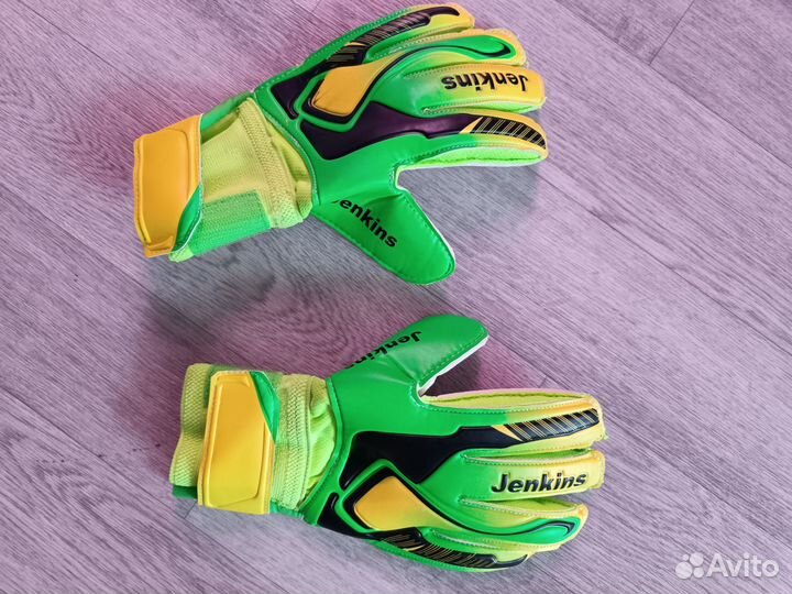 Вратарские перчатки футбольные