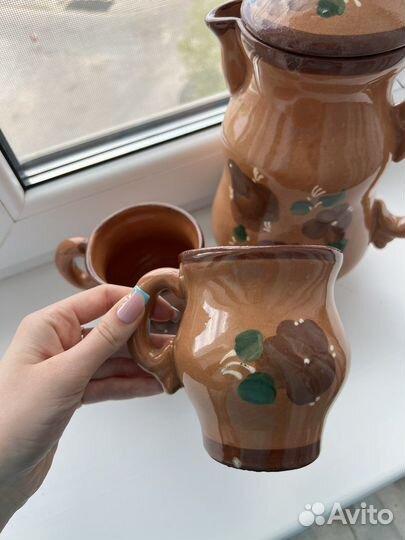Глиняный кувшин с кружками