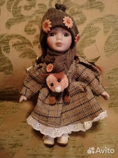 Кукла фарфоровая