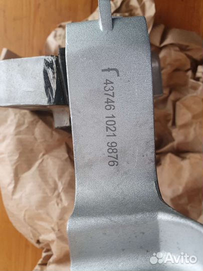 Опора двигателя новая