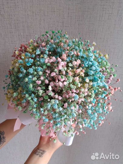 Композиция в коробке из радужной гипсофилы