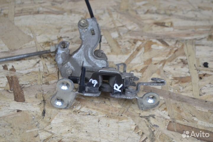 Замок двери задний правый Toyota Noah R60