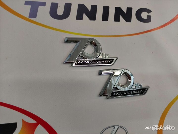 Шильдик 70TH anniversary Toyota хром