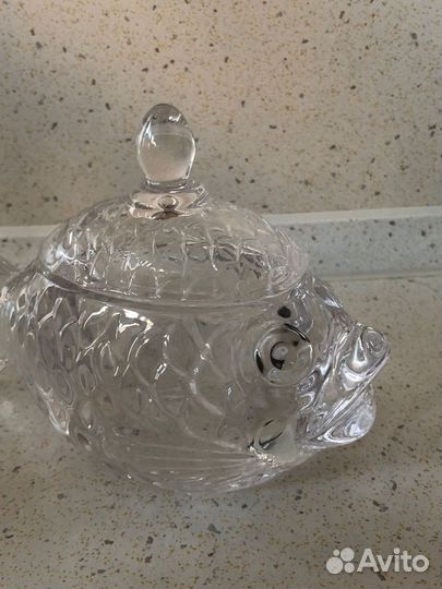 Икорница стеклянная с крышкой и ложкой рыбка