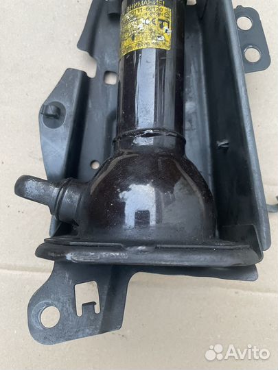 Домкрат Lexus LX570 Toyota Land Cruiser 200