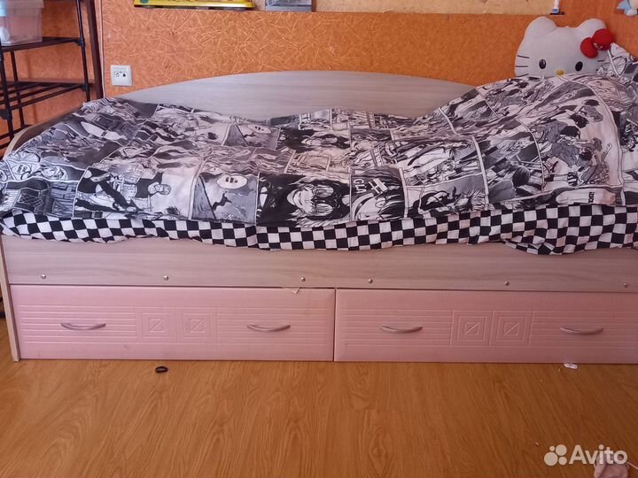 Кровать, письменный стол, шкаф