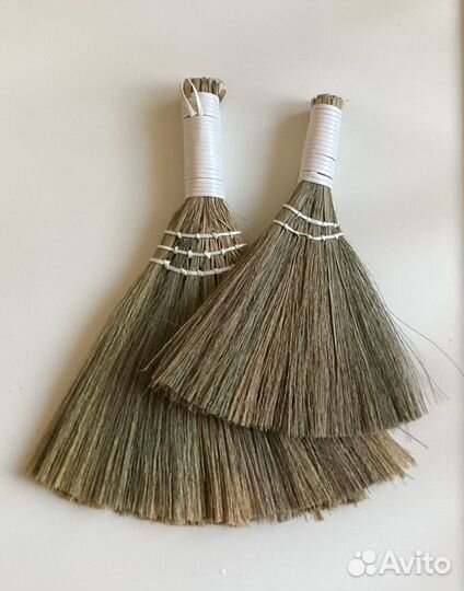 Лапти и веники для оберега. Денежные купюры