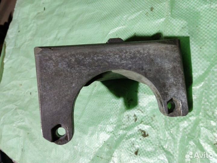 Опора двигателя левая Audi 100 седан 2.5 AAT 1991