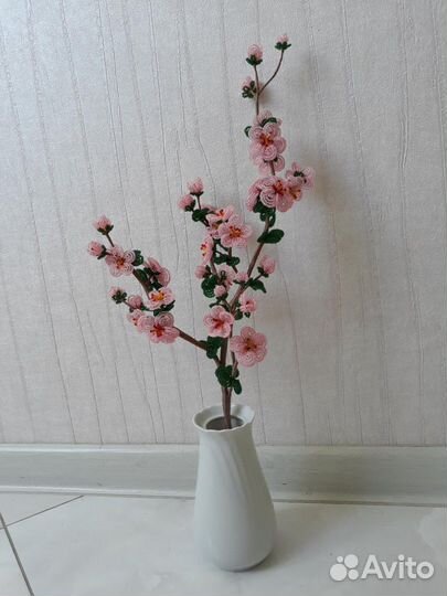 Красивая ветка сакуры из бисера