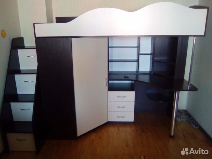 Кровать чердак со столом и шкафом