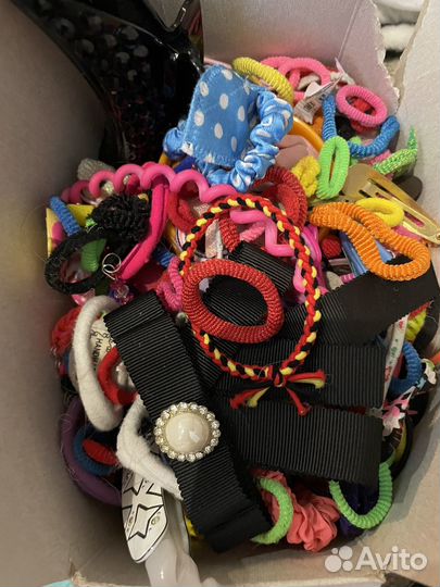 Резинки для волос и разные украшения