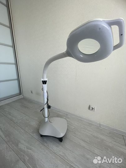 Косметологическая лампа лупа