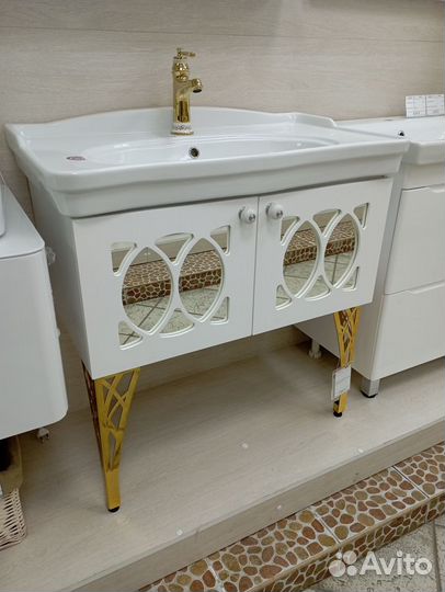 Тумба с раковиной и зеркалом 