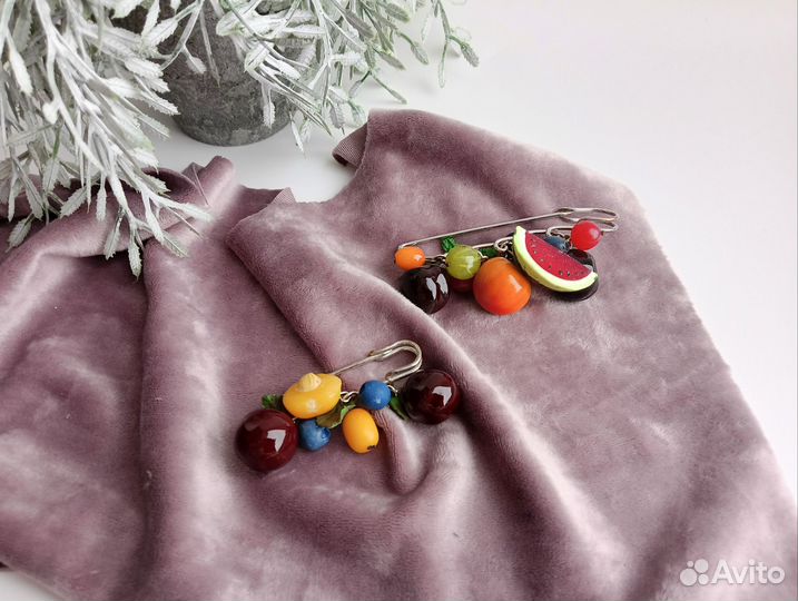 Брошь с ягодами