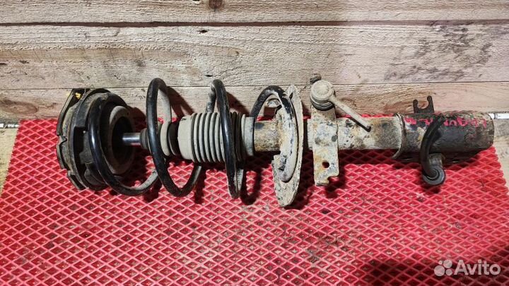 Стойка амортизатора переднего правого Renault Lagu