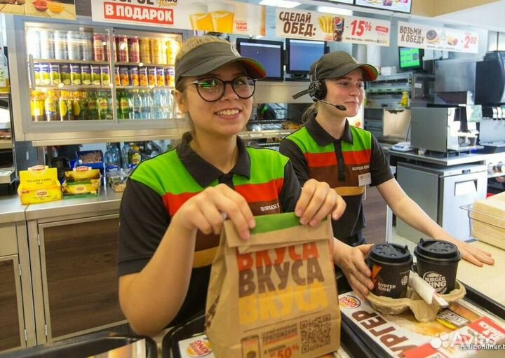 Повар в ресторане быстрого питания