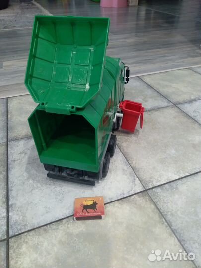 Мусоровоз с баком и функциями