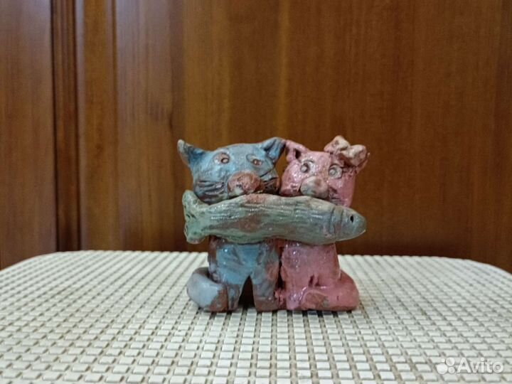 Изделие из керамики котята с рыбой