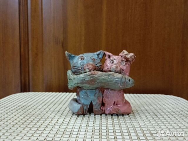 Изделие из керамики котята с рыбой