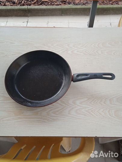 Сковородки и кастрюли б/у