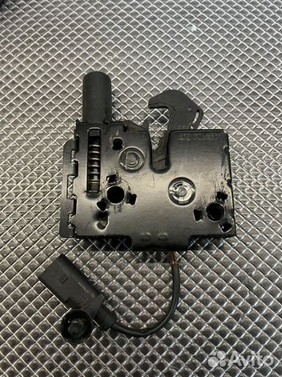 Замок капота vag