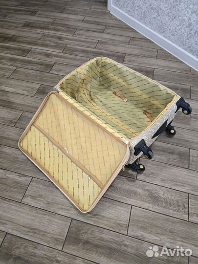 Чемодан на колесах