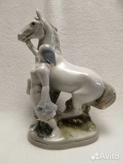 Статуэтка Колхозница с лошадью. Старая Гжель